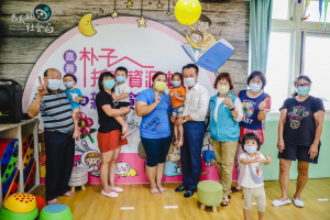 行政院公布自112年元旦起取消育有未滿2歲兒童育兒津貼、托育補助的排富規定／翻攝照片
