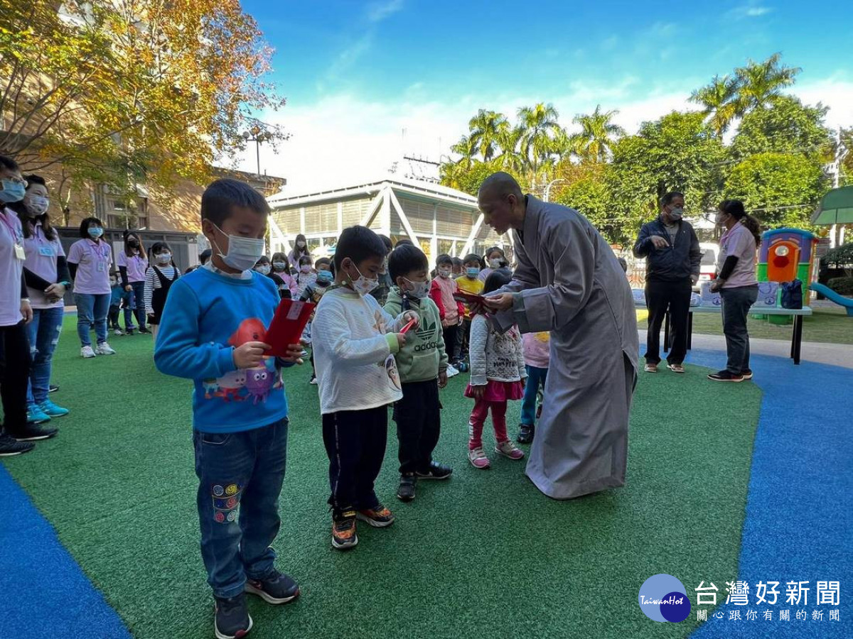 琉璃山東方淨苑住持發放紅包給集集鎮立幼兒園的10名幼童。