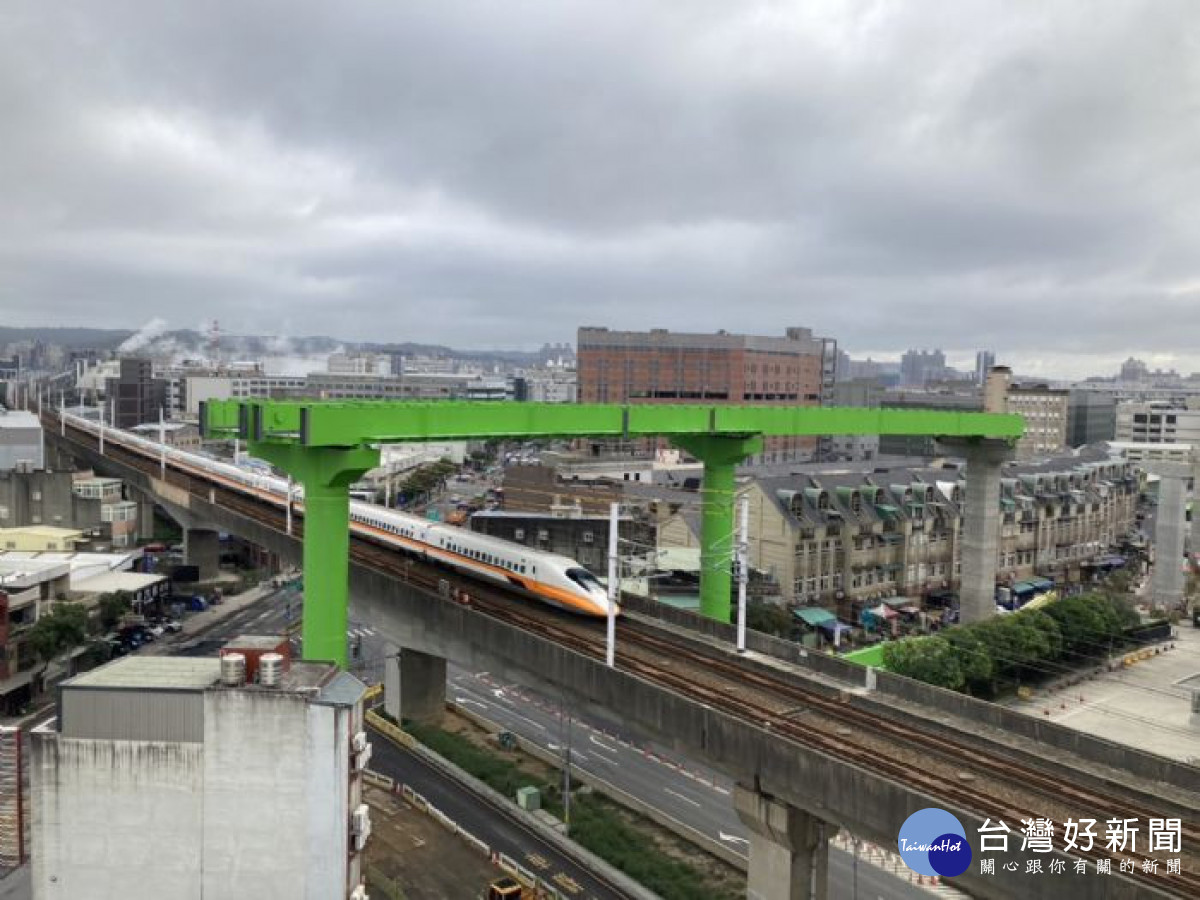 桃園捷運綠線完成國內首度捷運跨越高鐵創舉。