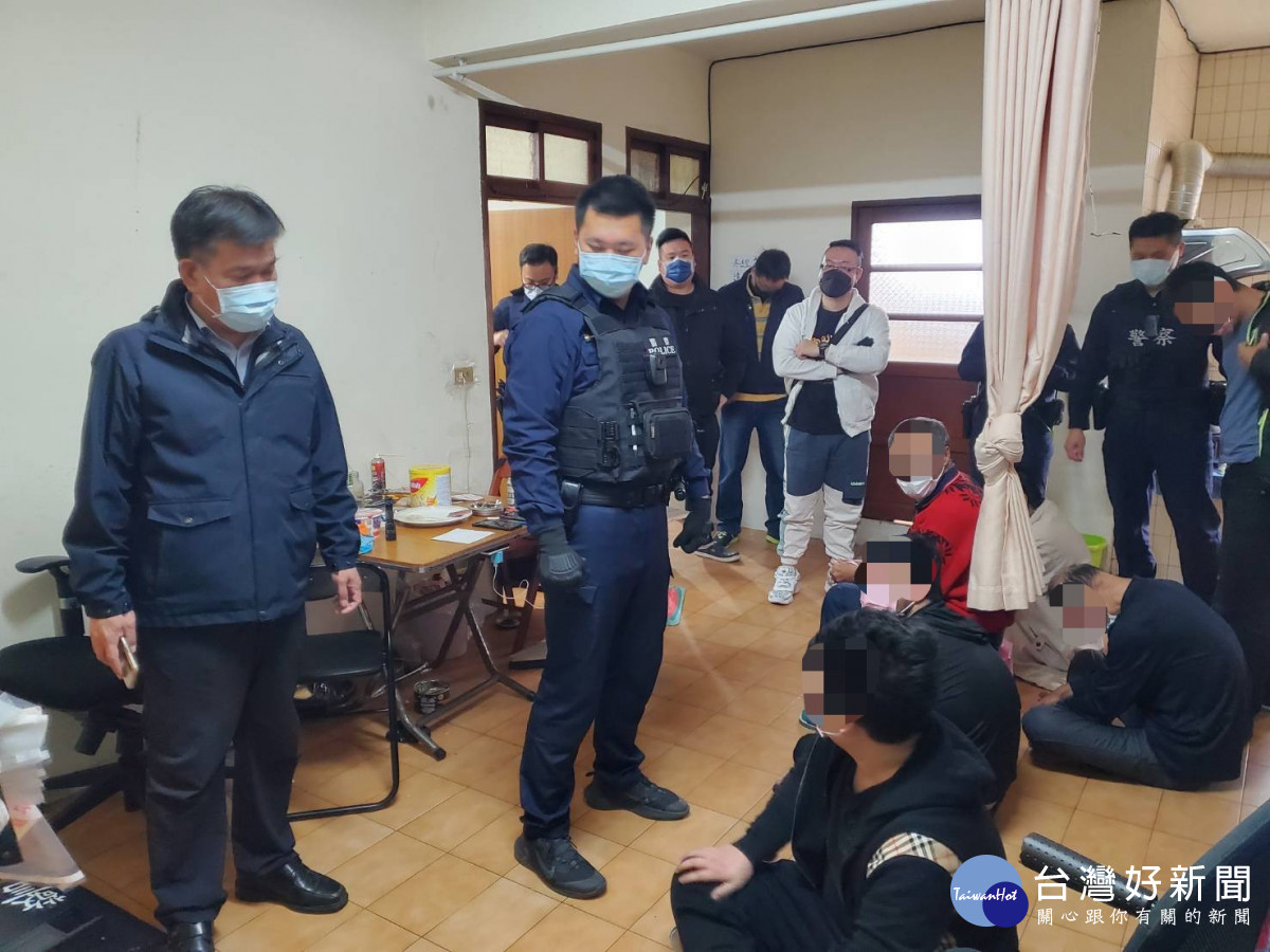 楊梅警分局查獲5名犯嫌救出5名被害人，現場查扣相關證物，全案訊後依法移送偵辦。