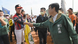 ▲螺絲盃全國青棒邀請賽在岡山棒球場開幕，高雄市長陳其邁特地到場參與。（圖／記者 許高祥 翻攝）