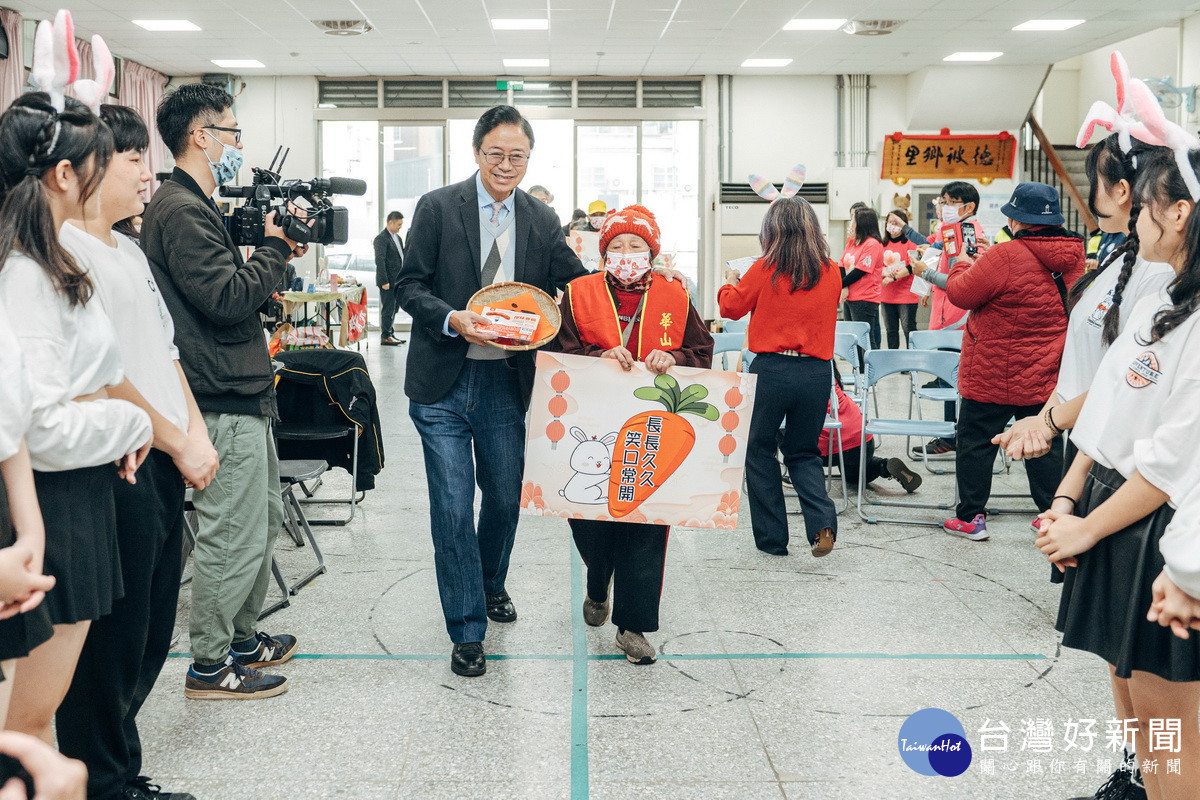 桃園市長張善政出席年菜公益募集活動，與長者共同進行上菜秀。