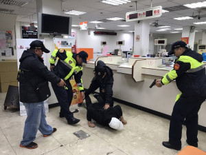 龍潭分局辦理年前金融機構防搶，攔截圍捕演練加犯防宣導。