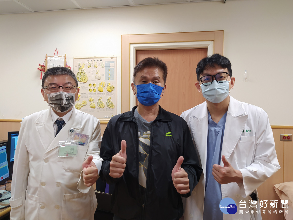 心臟內科主任林茂仁（左）、心臟外科醫師黃建霖（右）團隊合力搶救心肌梗塞病人創奇蹟。