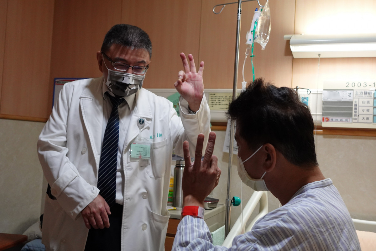 心臟內科主任林茂仁（左）測試心肌梗塞病人反應，結果完全恢復正常。