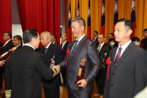 黃次長除向獲得晉任的後備袍澤及接受表揚的輔導幹部們道賀。