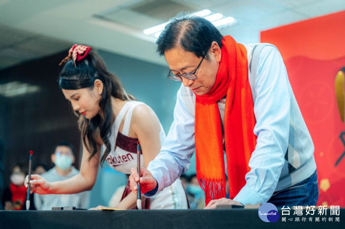 張市長於現場揮毫寫下「兔」字。<br />
