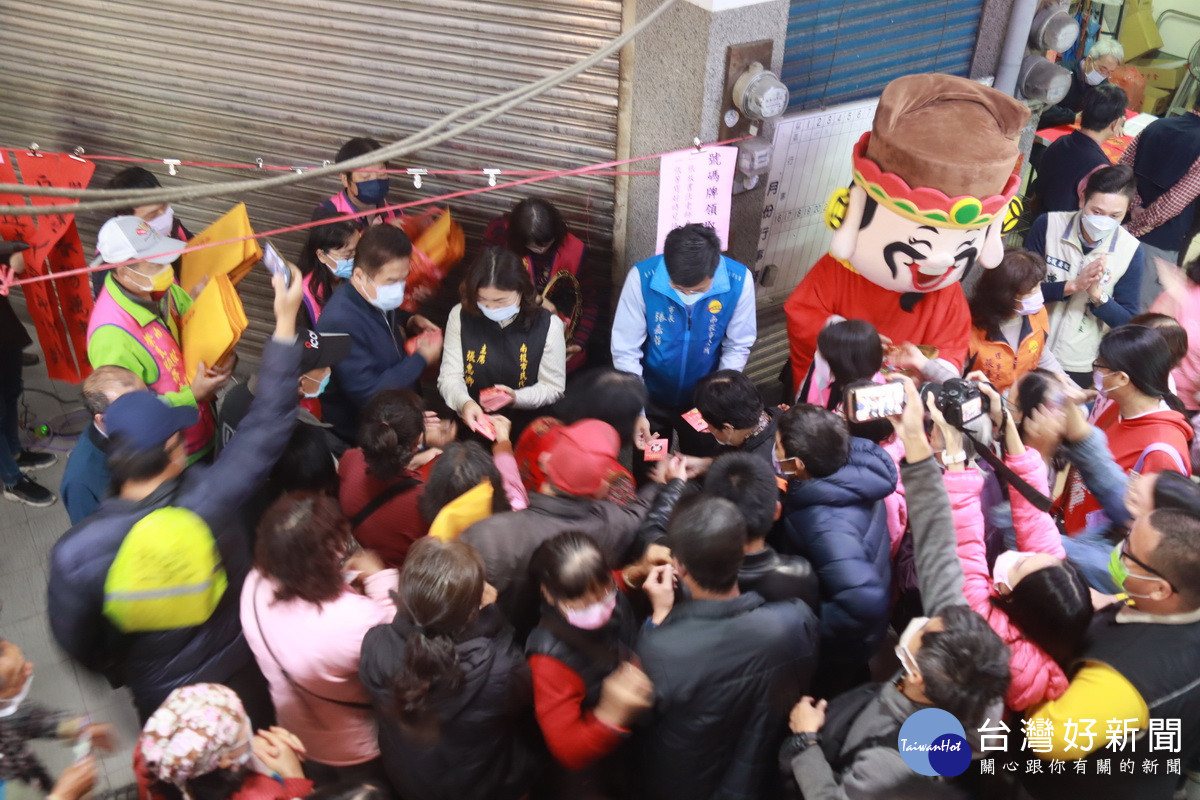 市民將張市長團團圍住索取小紅包沾喜氣。（記者扶小萍攝）