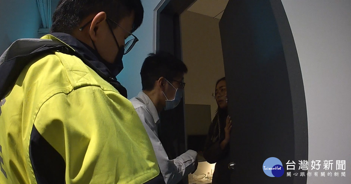 敲門訪尋拿錯背包的旅客。<br />
<br />
