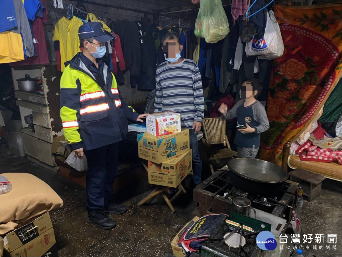 所長林衍輝掏腰包購買物資分送，並結合地方上宗教團體辦理寒冬送暖活動。<br />
<br />
