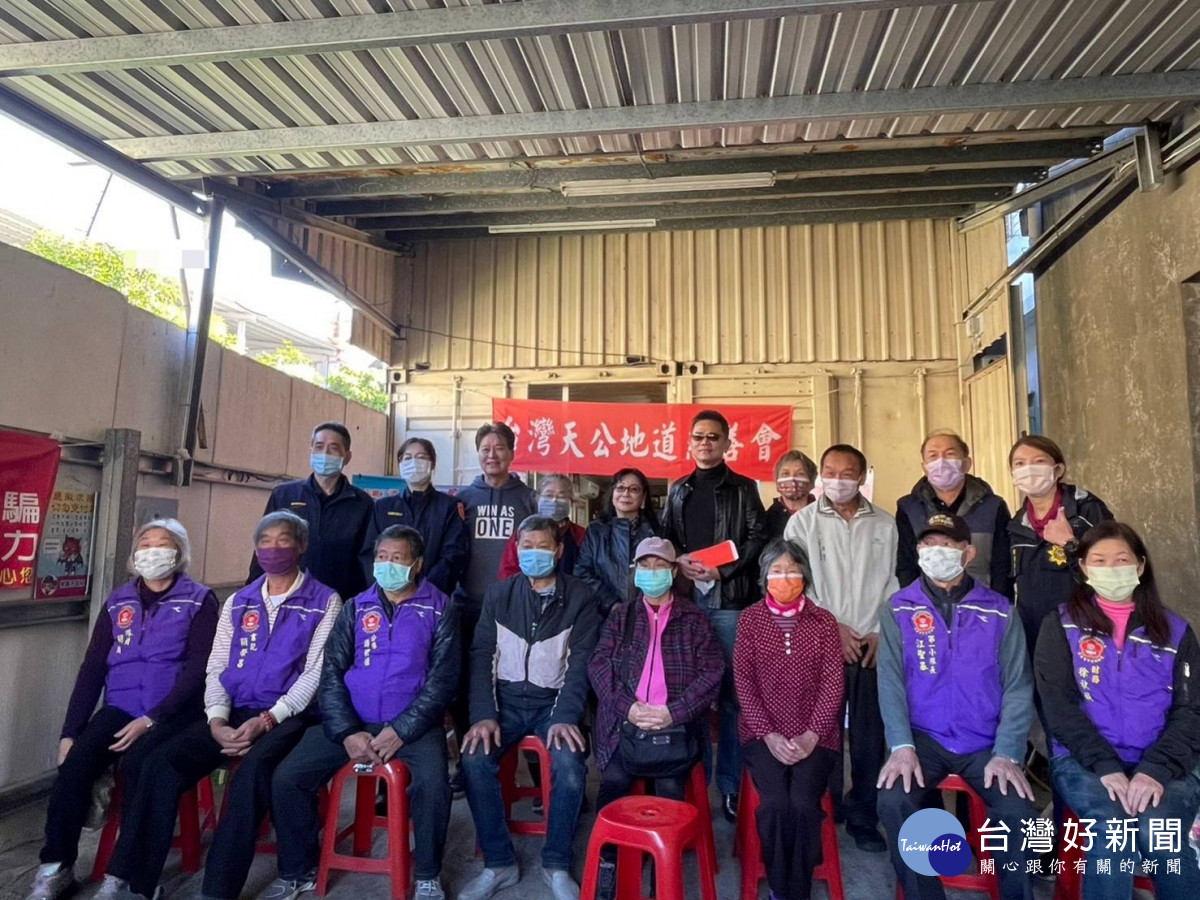 所長林衍輝掏腰包購買物資分送，並結合地方上宗教團體辦理寒冬送暖活動。<br />
<br />
