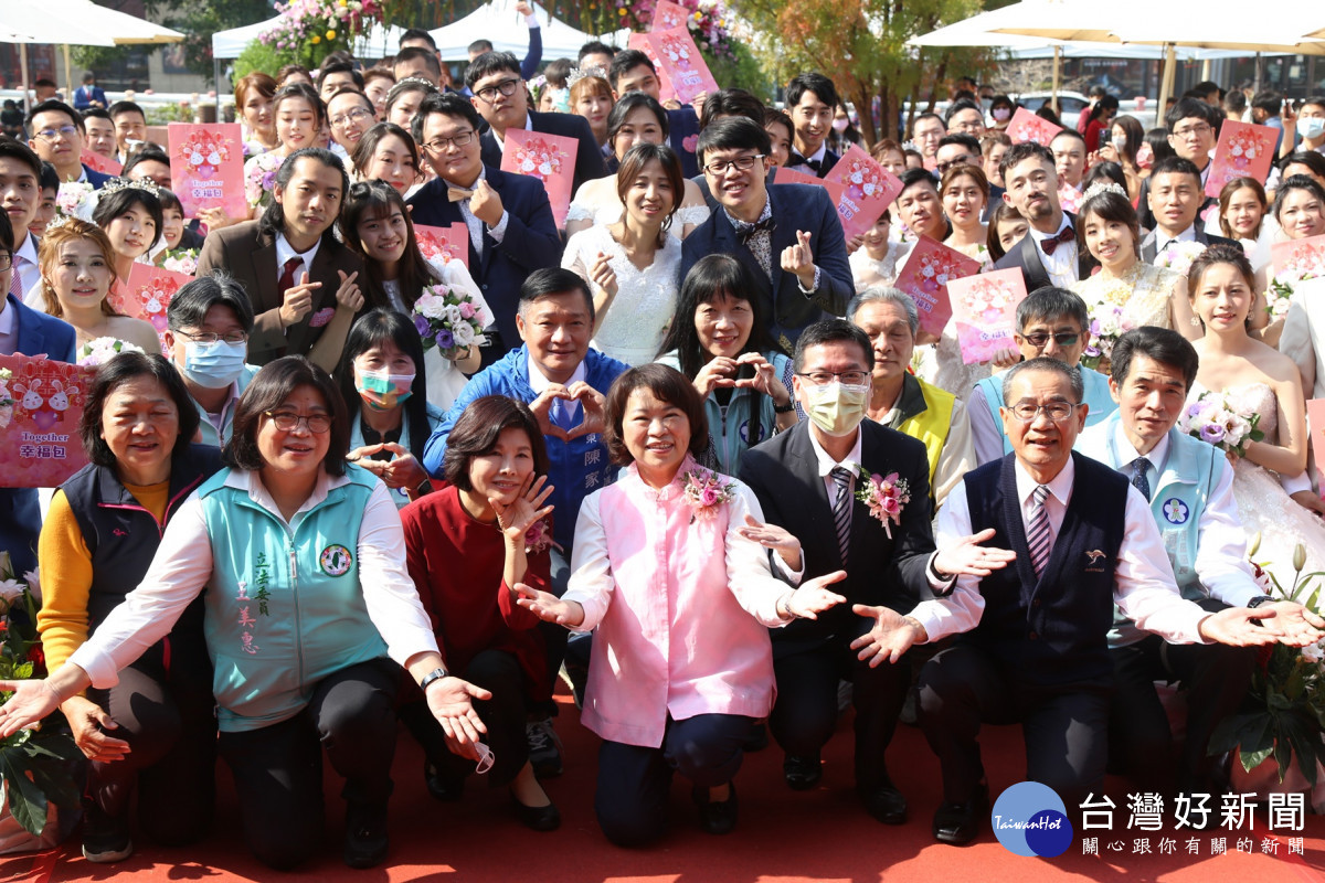 嘉義市政府今(8)日在著名景點「森林之歌」舉行第41屆市民集團婚禮/陳致愷翻攝