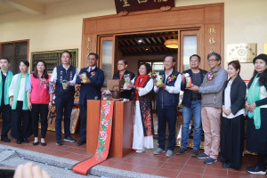 李理事長陳鄉長與來賓開啟比賽茶封罐茶，請司茶泡好茶供品評。（記者扶小萍攝）
