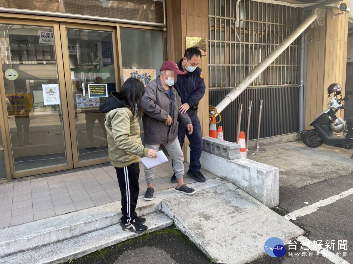老翁清晨散步身體不適路倒，大園巡警協助返家。<br />
<br />

