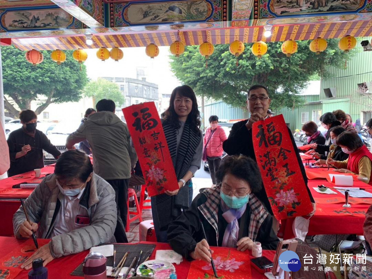 中嘉寬頻|北健與龜山區社區營造協會到龜山坪頂大湖福德宮舉辦「歲末迎新年 揮毫送春聯暨媒體識讀宣導」活動。