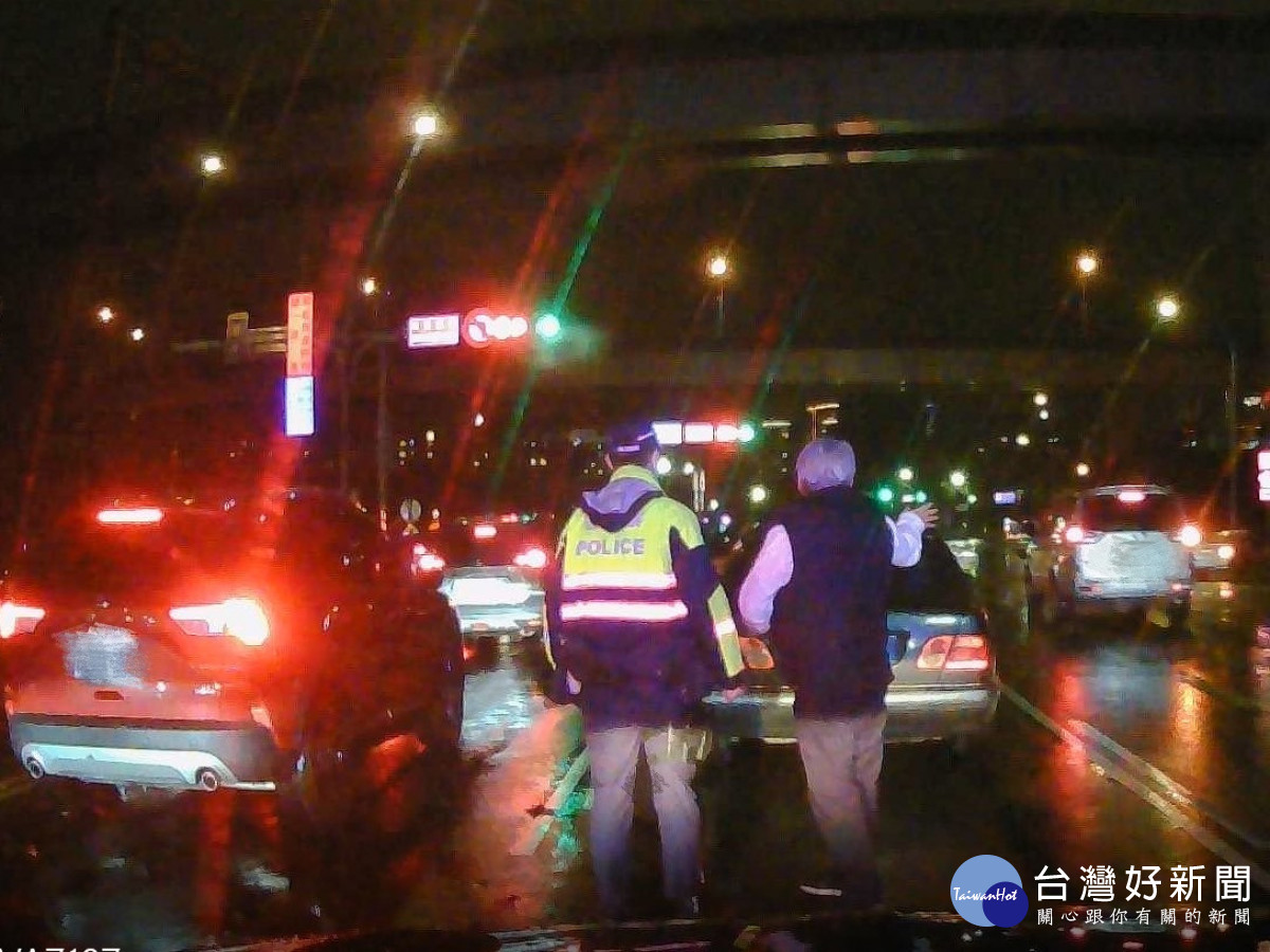 龜山警連續協助2位民眾排除交通困頓窘境。