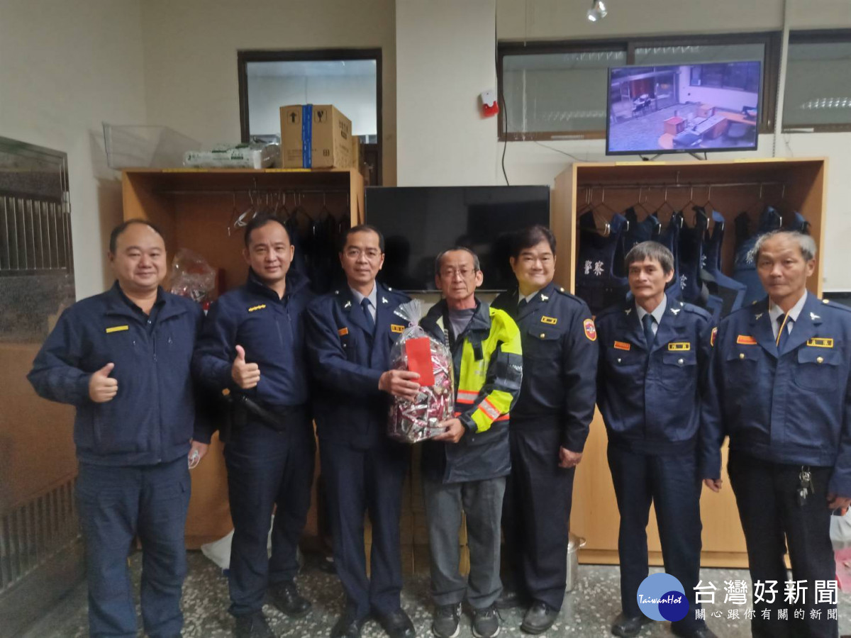 民雄警分局民雄民防中隊中隊長李昭雄、幹事黃進益等人，8日晚上至轄區各分駐(派出)所慰問警、民力，並致贈加菜金及春節慰問品／警方提供