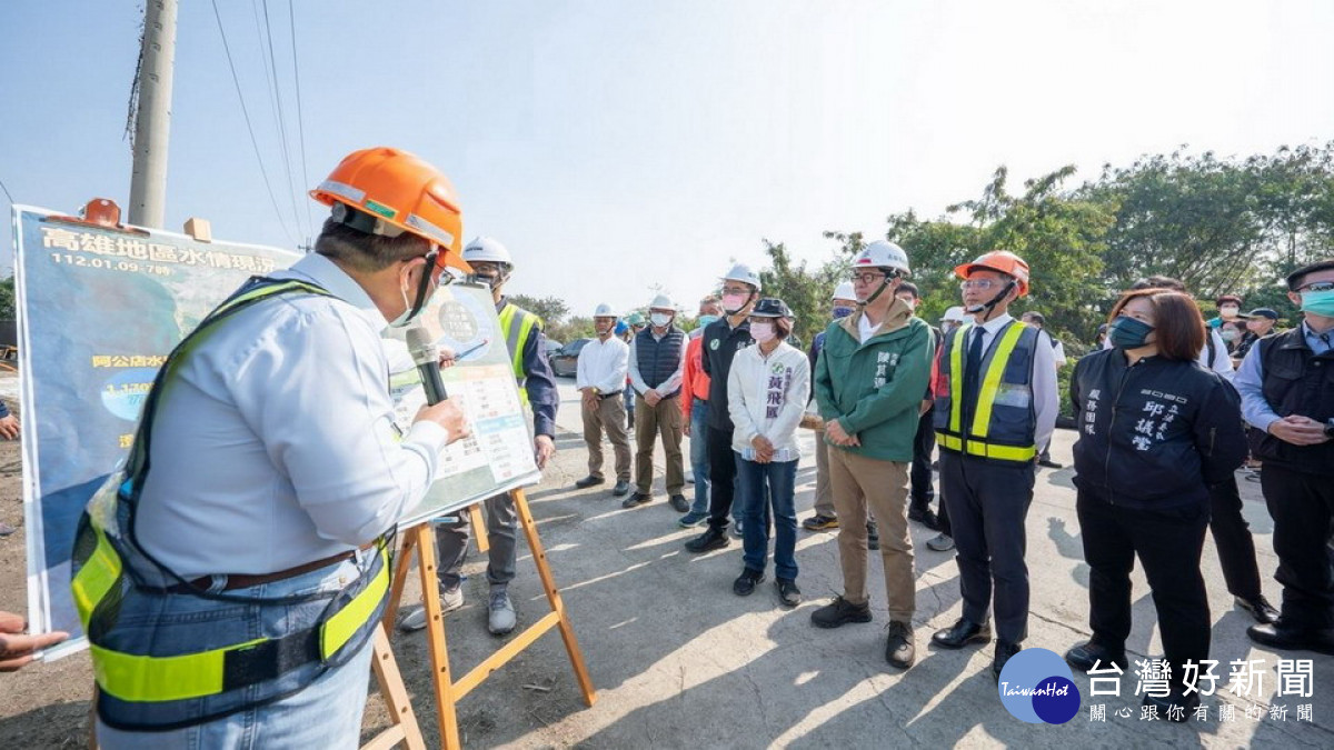 ▲陳其邁偕同水利署長賴建信視察抗旱鑿井整備。（圖／記者 許高祥 翻攝）