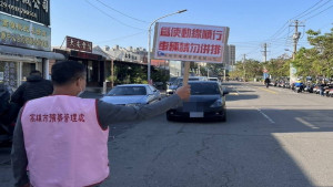 ▲高市殯管處劃設臨停區暨本館路600巷車輛併排勸導，解決治喪吉日交通亂象。（圖／記者 許高祥 翻攝）