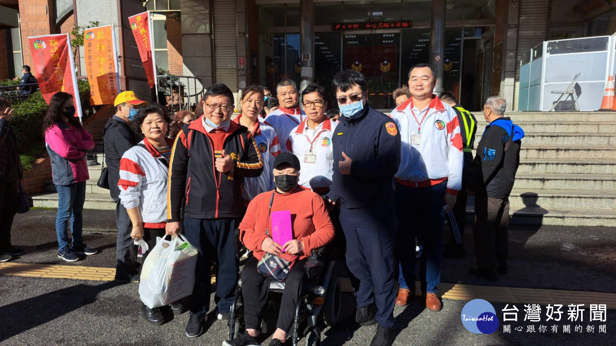 八德警與社團法人觀世音慈心會寒冬送暖，捐助獨居老人及弱勢家庭過好年。<br />
<br />
