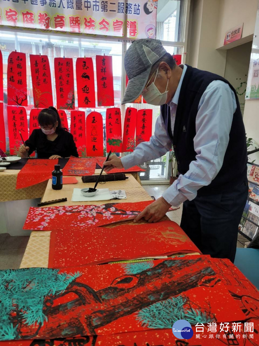 連秀雲老師及高齡 82 歲的董石秋老師，演示松竹梅畫法並揮毫書寫吉祥話。