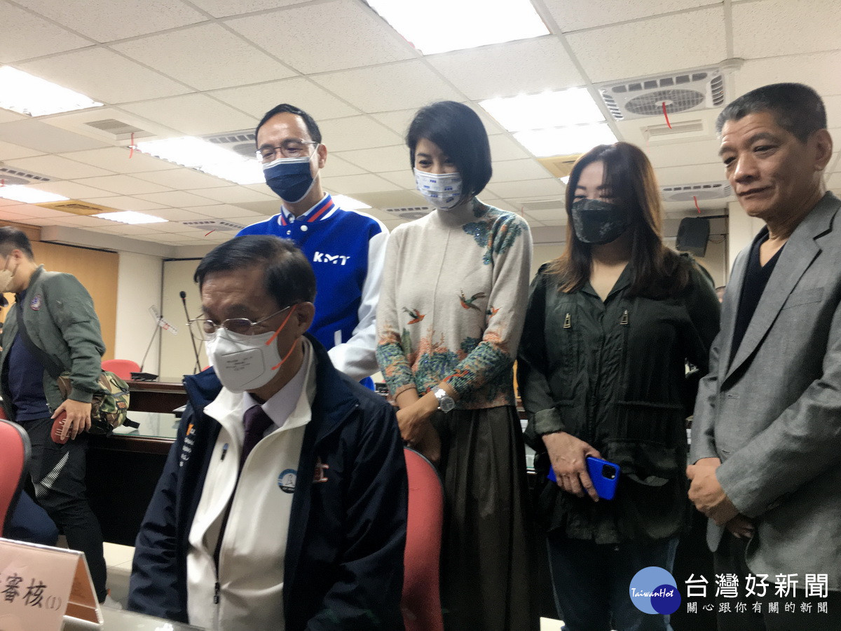 朱主席許縣長等人陪同登記。（記者扶小萍攝）