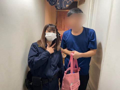 台北市警局大同警分局警員至林男家中訪視(圖/台北市大同警分局提供)