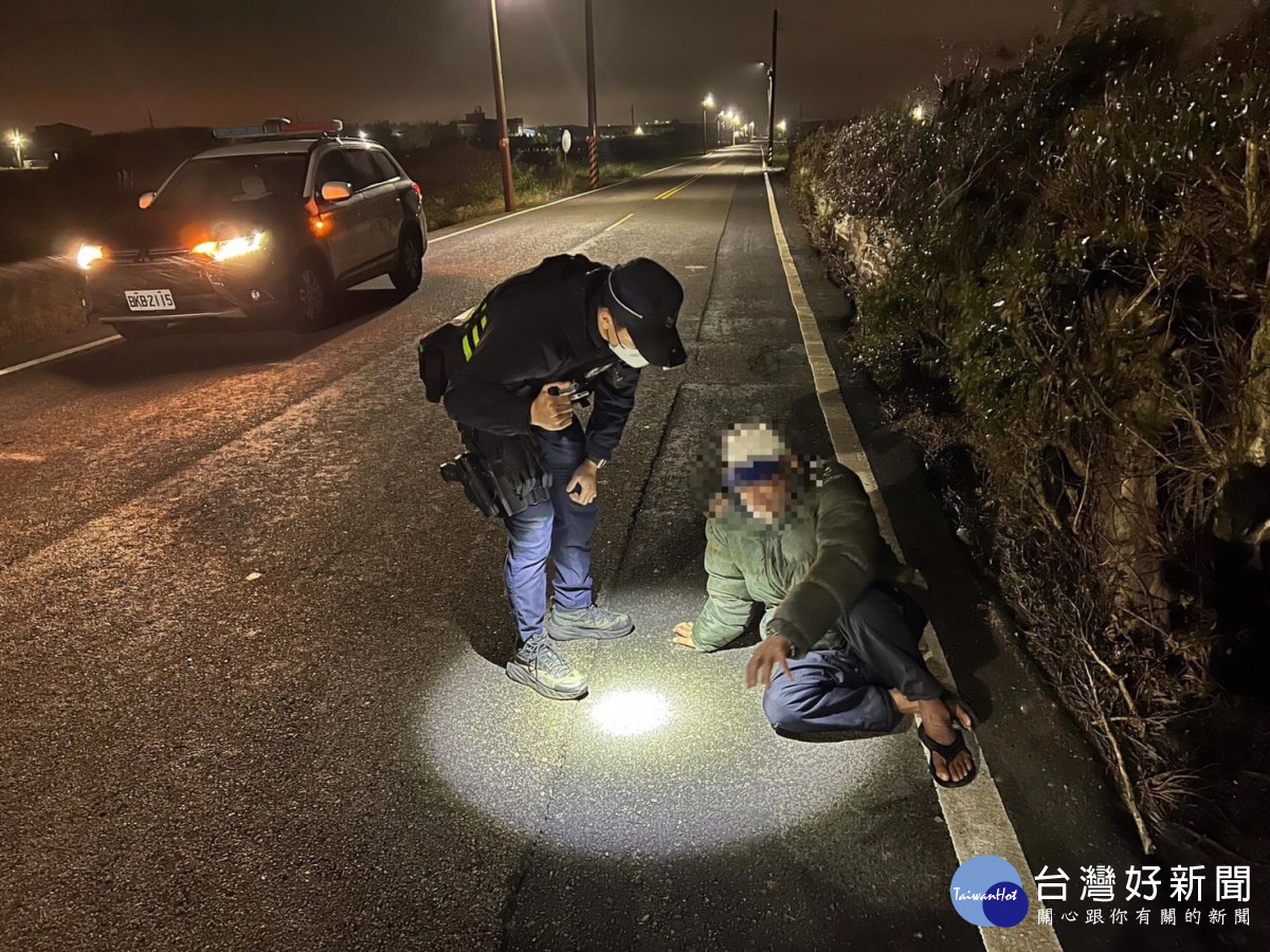 夜半濕冷老翁迷航凍僵　熱心民眾與暖警即時助返家