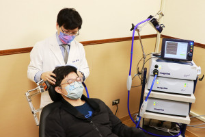 嘉義基督教醫院特別引進TMS(全名經顱磁刺激) 治療方法，提供憂鬱症患者適應症治療新選擇／嘉義基督教醫院提供