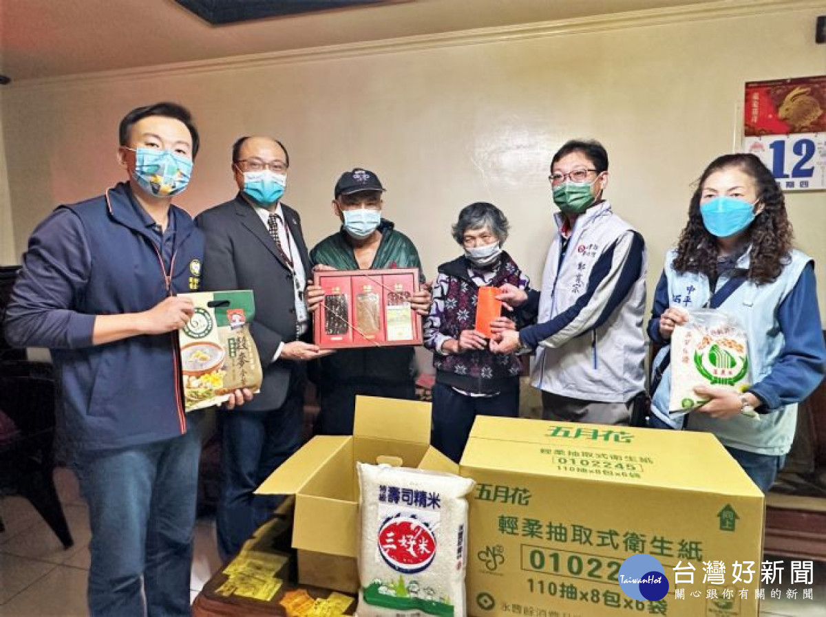 企業善心物品捐資收個體戶,環保局春節前夕關懷送暖。
