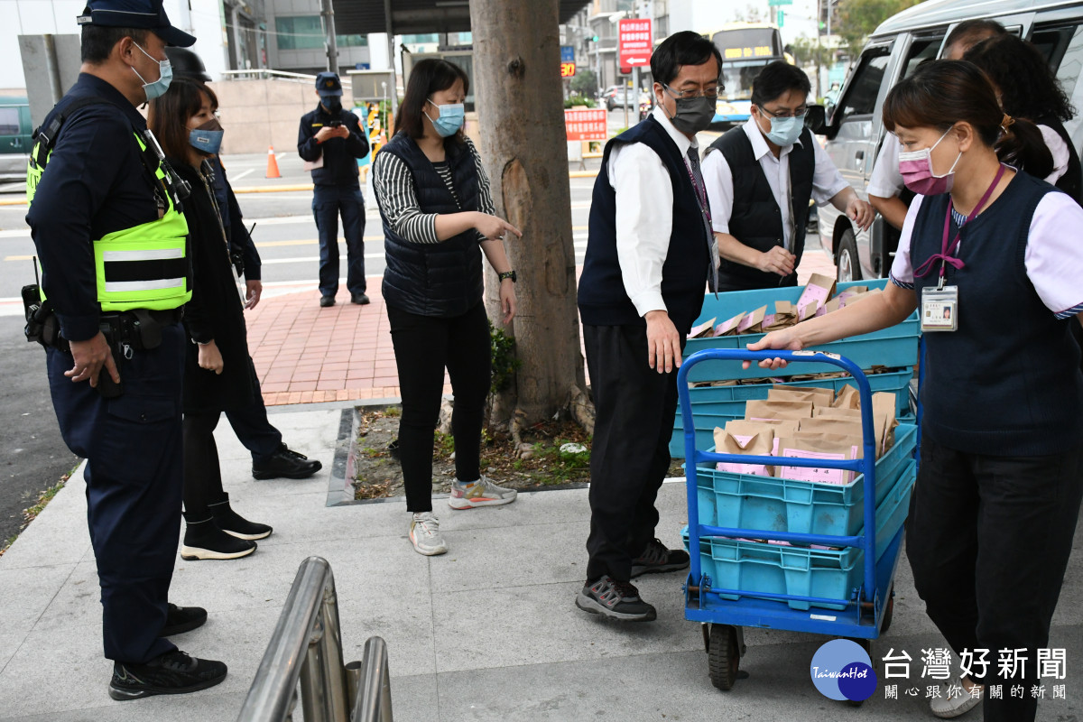 4千多萬裝在紙袋內的現金在警方戒備護送下運抵介壽生活藝文館。圖／彰化市公所提供