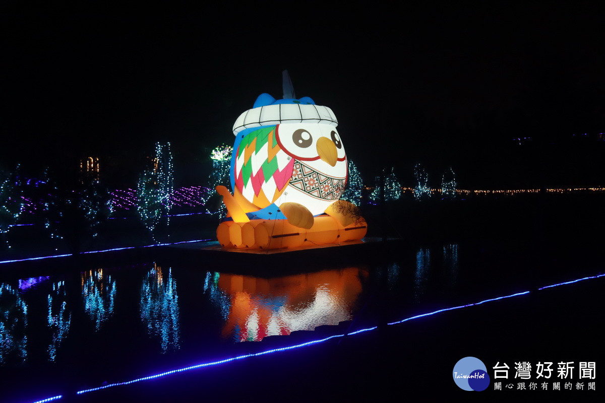 代表著守護家園的靈鳥貓頭鷹邵邵造型可愛。（記者扶小萍攝）