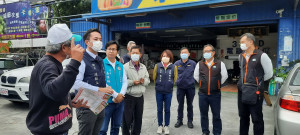 名間鄉長陳翰立（左二）對春節連假名間交流道封閉表示不滿。（名間公所提供）