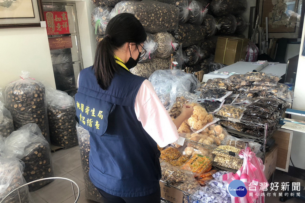 農曆春節即將到來，桃園市政府衛生局抽驗年節應景食品為民眾食安把關。