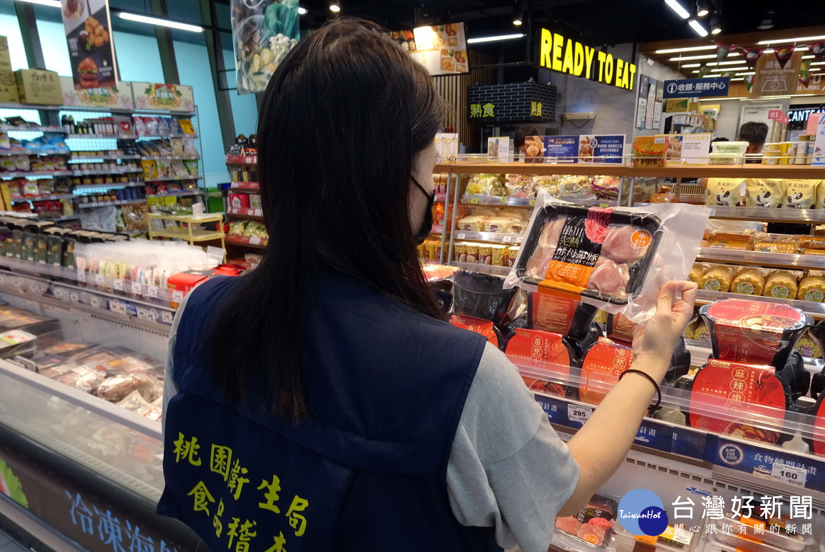 農曆春節即將到來，桃園市政府衛生局抽驗年節應景食品為民眾食安把關。