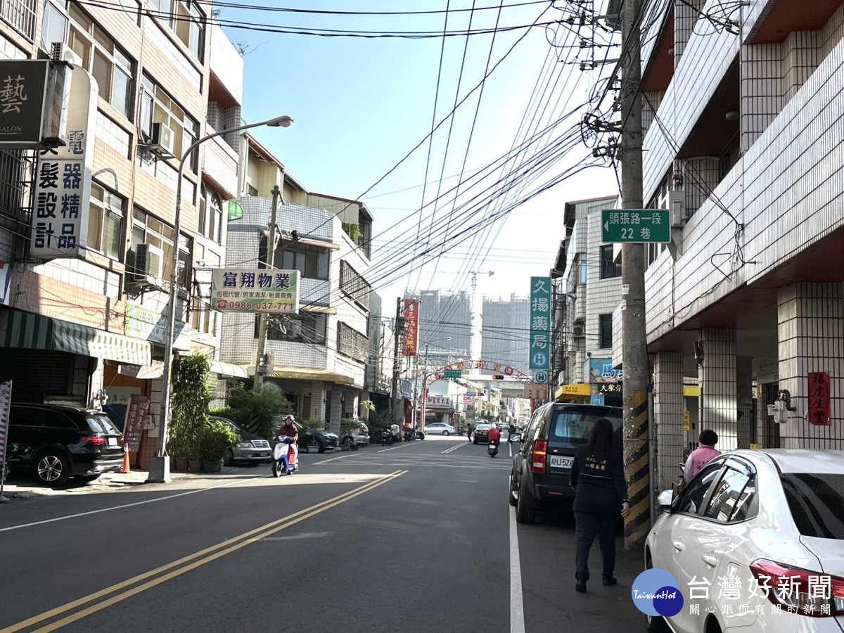 台中市頭張路天際布滿密密麻麻的電纜線，影響都市景觀與用電安全。