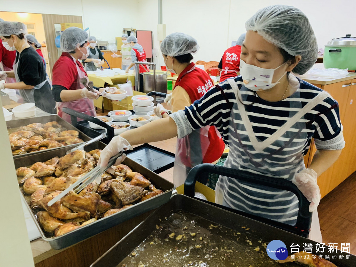 老五老基金會將在小年夜當天送給超過1000位弱勢獨居長輩新鮮現做年菜。