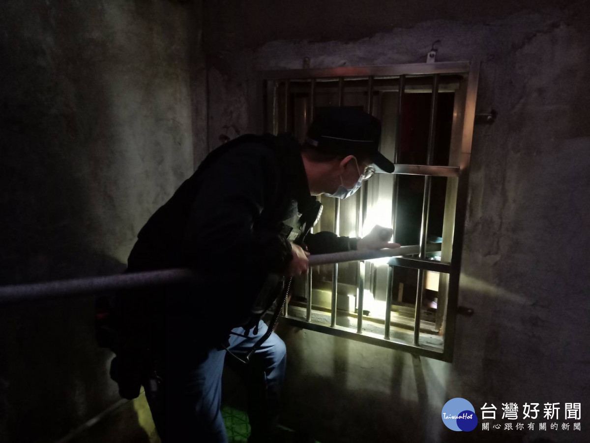 獨居老翁中風倒臥屋內呼救，龜山警急智取得屋內鑰匙開門救出。