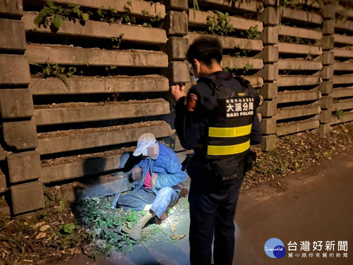 老翁倒路旁，員警協助返家。