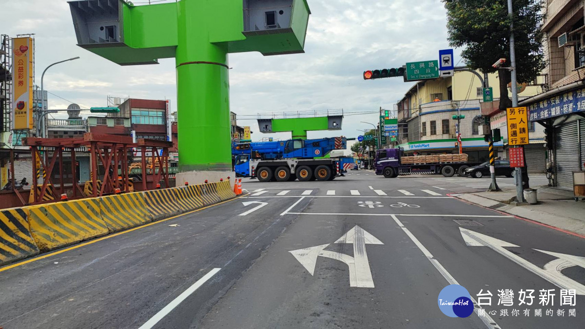 南崁路二段與富國路、長興路四段路口往大園方向圍籬退縮，增設左轉車道。