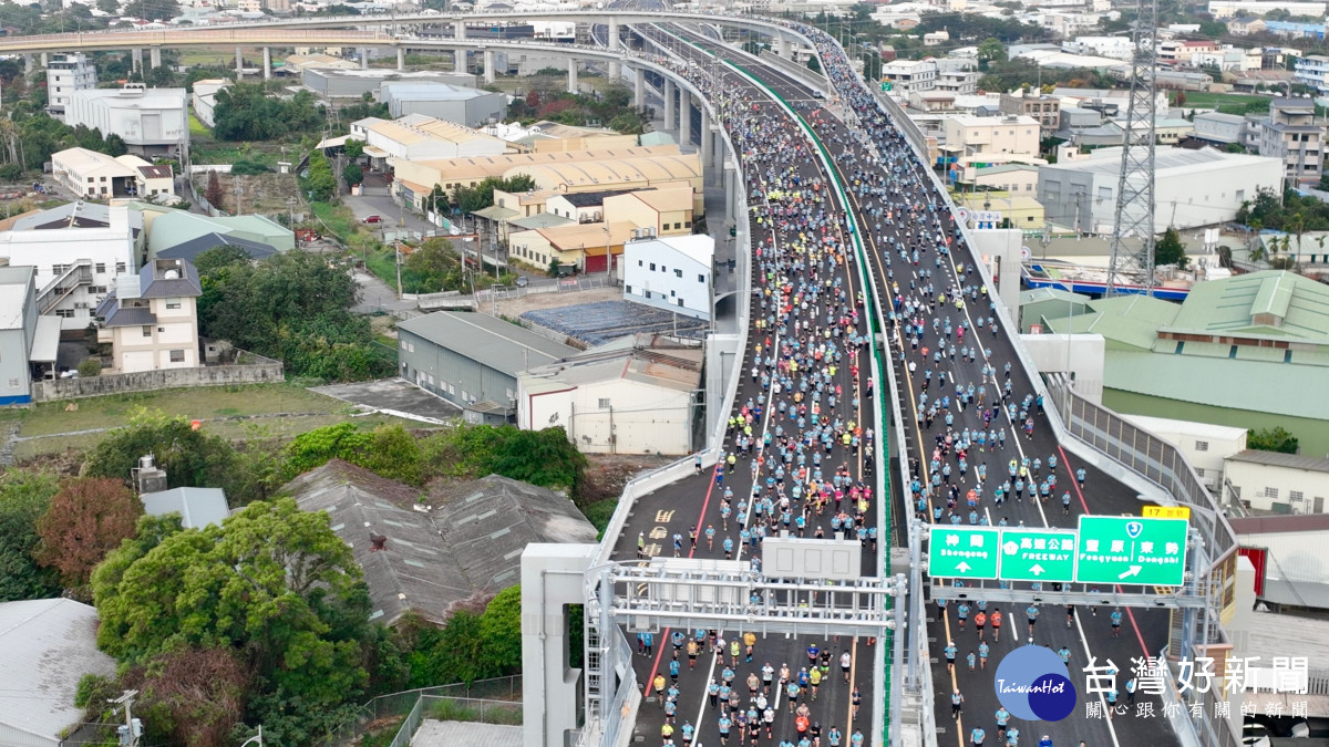 國道四號豐原潭子段通車運動嘉年華吸引8000多人參賽。