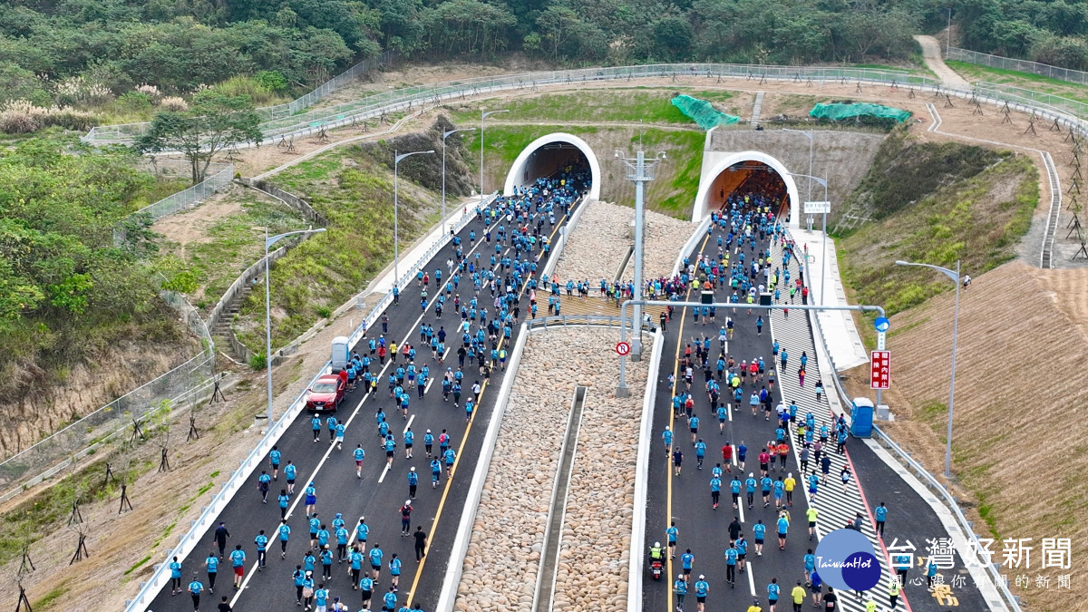 國道四號豐原潭子段通車運動嘉年華吸引8000多人參賽。