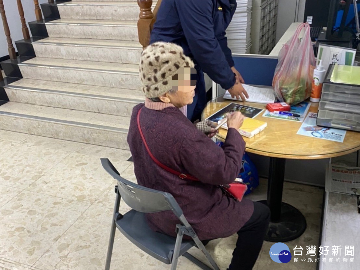 老婦人逛完市場忘了回家路，楊梅暖警伸援手。