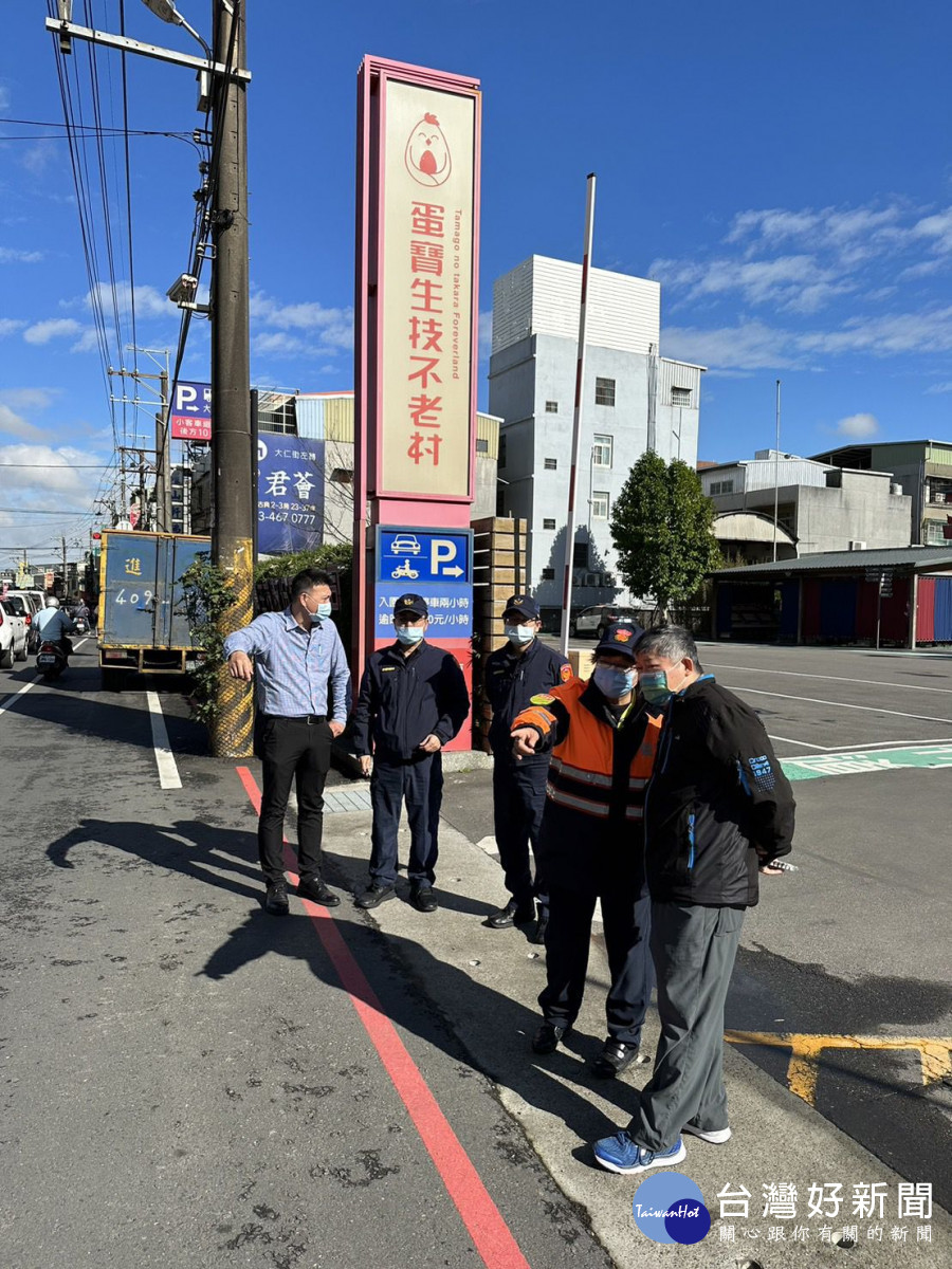 平鎮警加強檢視轄內交通設施，讓民眾都能行的安全、過個好年！