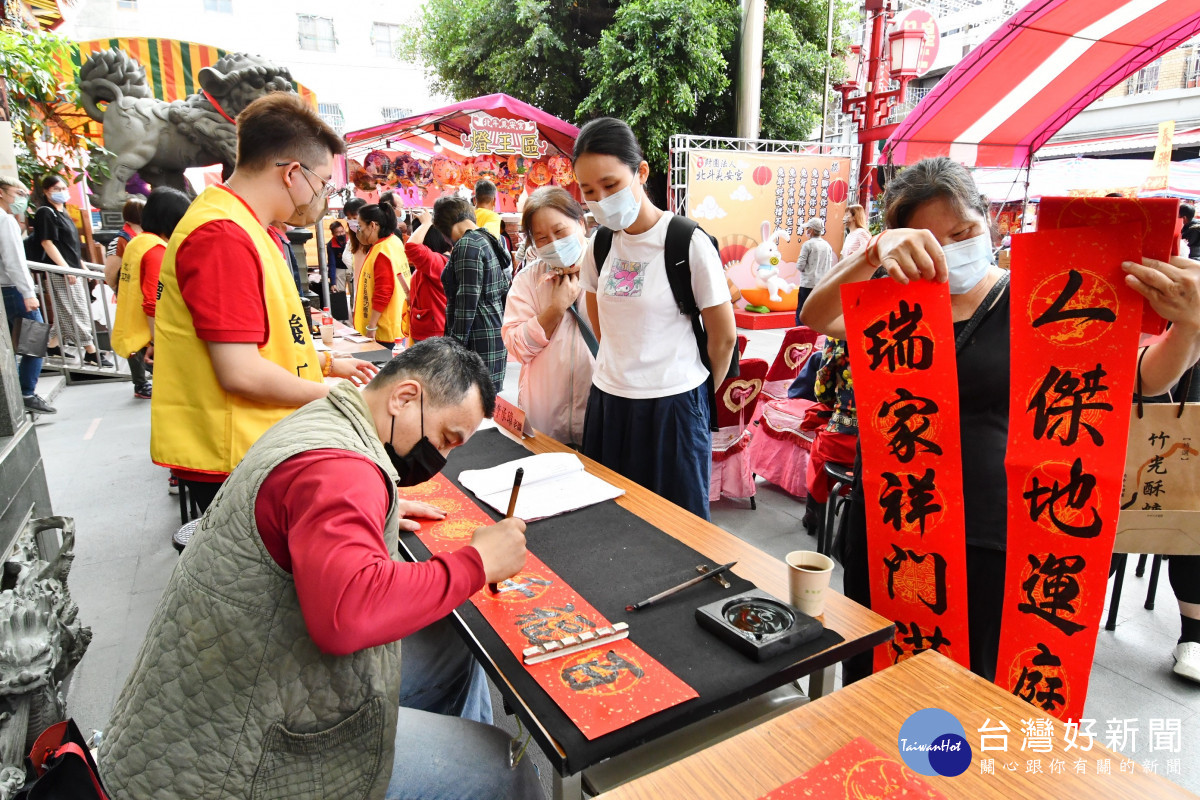 斗奠安宮新春花燈大賞開燈 ，玉兔迎春大師春聯揮毫。圖／彰化縣政府提供