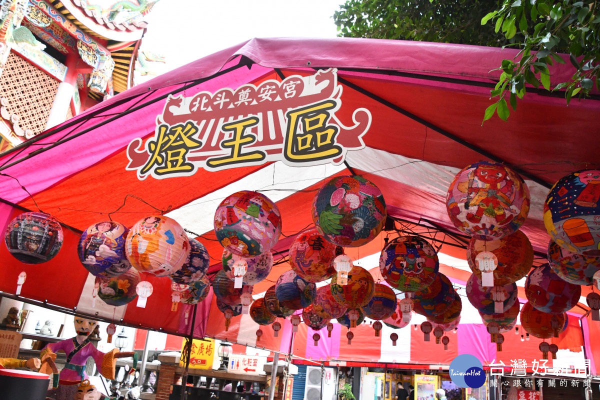 斗奠安宮新春花燈大賞開燈 ，玉兔迎春大師春聯揮毫。圖／彰化縣政府提供