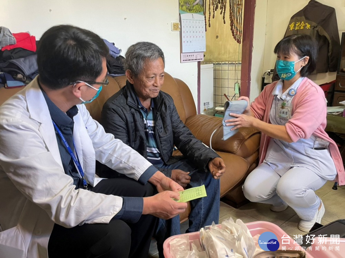 對於不方便出門的居民，中榮義診團隊醫師也特別到家訪訪視問診。（圖/台中榮總醫院）
