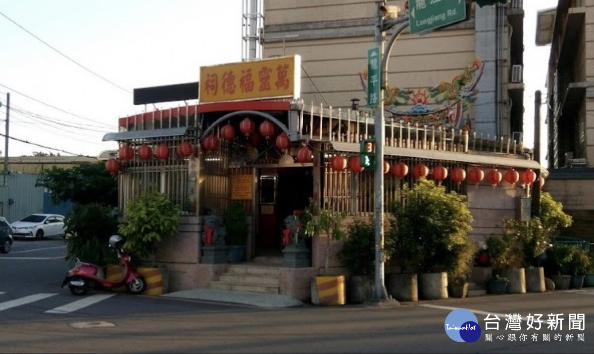 警攜手「萬靈福德祠」春節前關懷百歲翁，安心過好年。