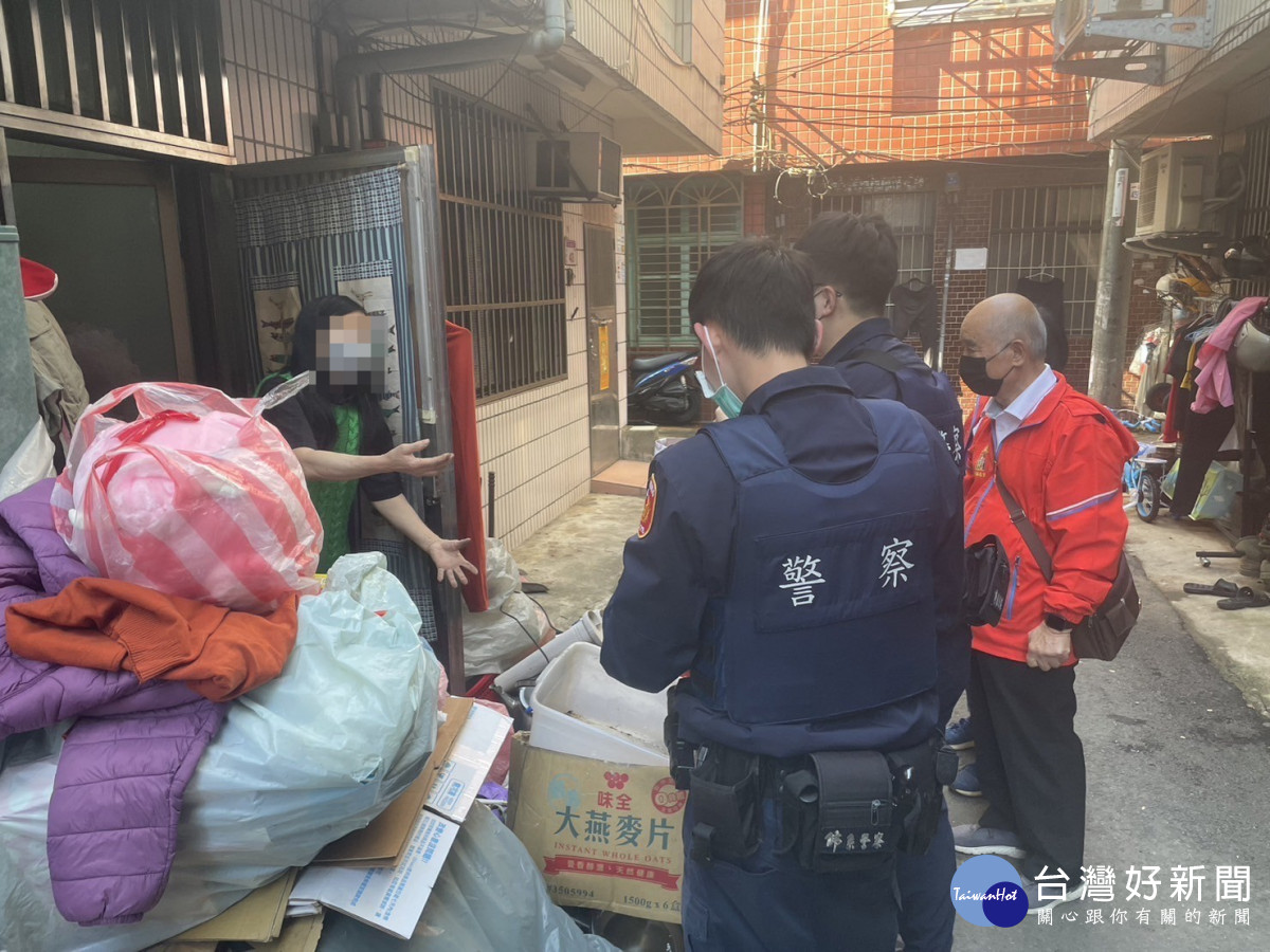 警攜手「萬靈福德祠」春節前關懷百歲翁，安心過好年。