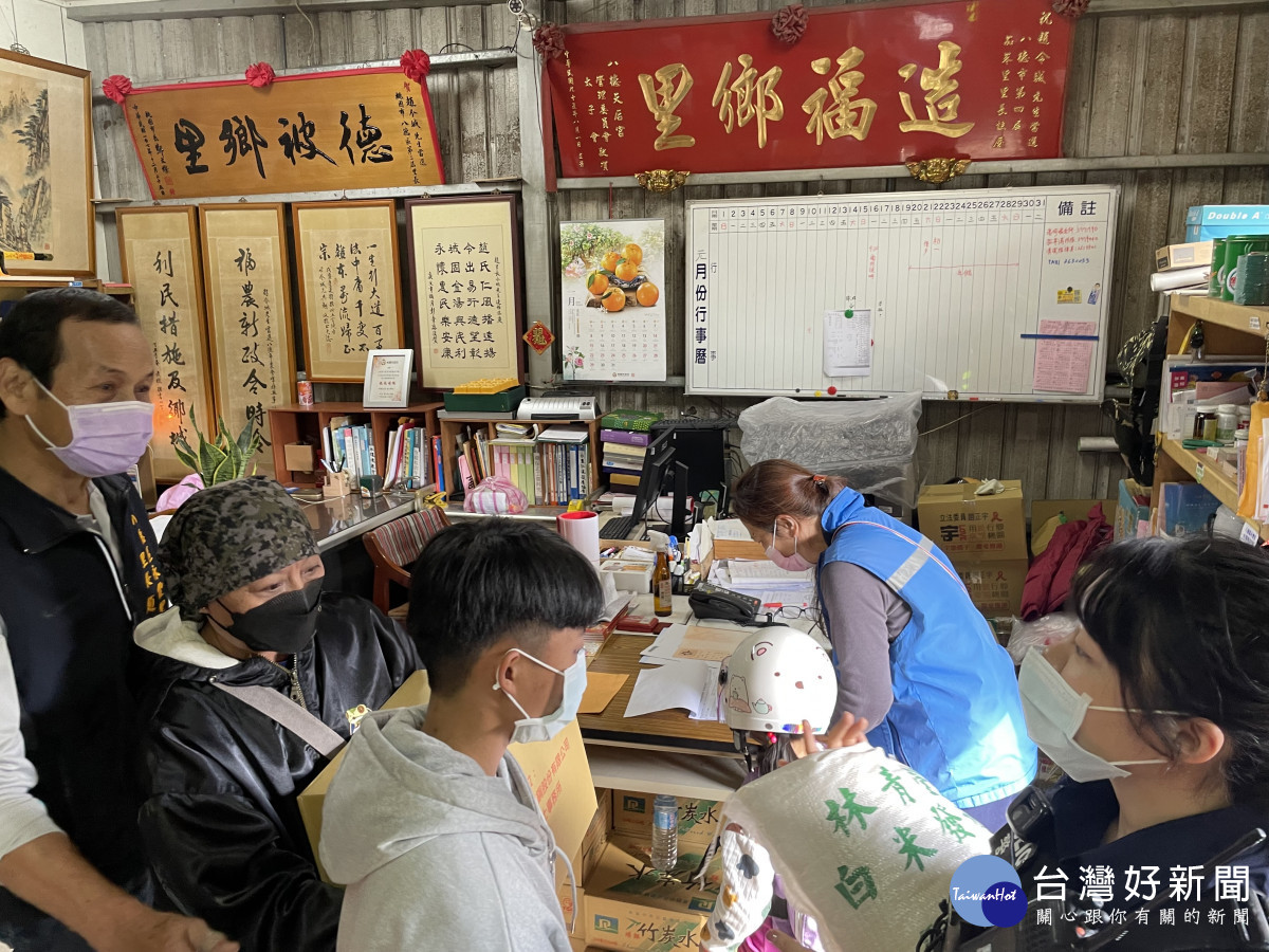 八德警與里長及善心團體寒冬送暖，迎春納福助弱勢家庭過好年。<br />
<br />
